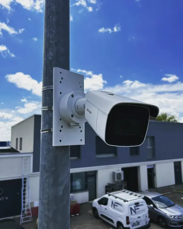 Le camion nfprotect au pied d’une caméra posée sur un mât